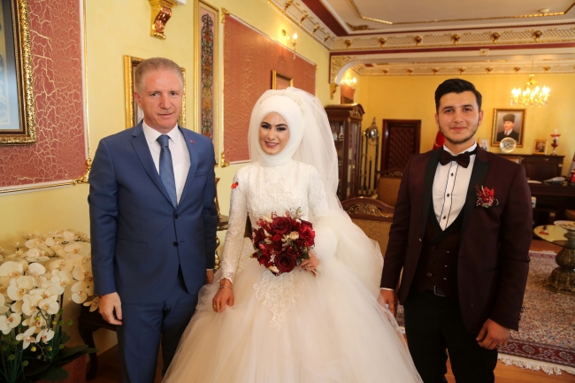 Sivas Valisinden gelin ve damada 'balkon' jesti